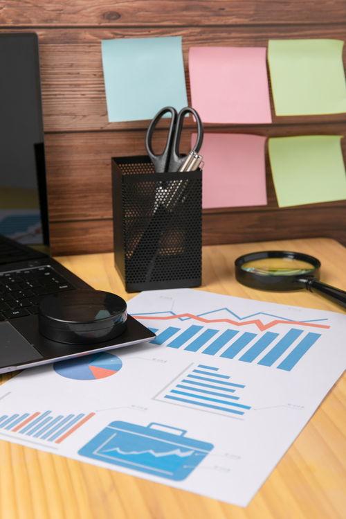 辦公桌上的藝術 筆筒與剪刀的商務攝影美學